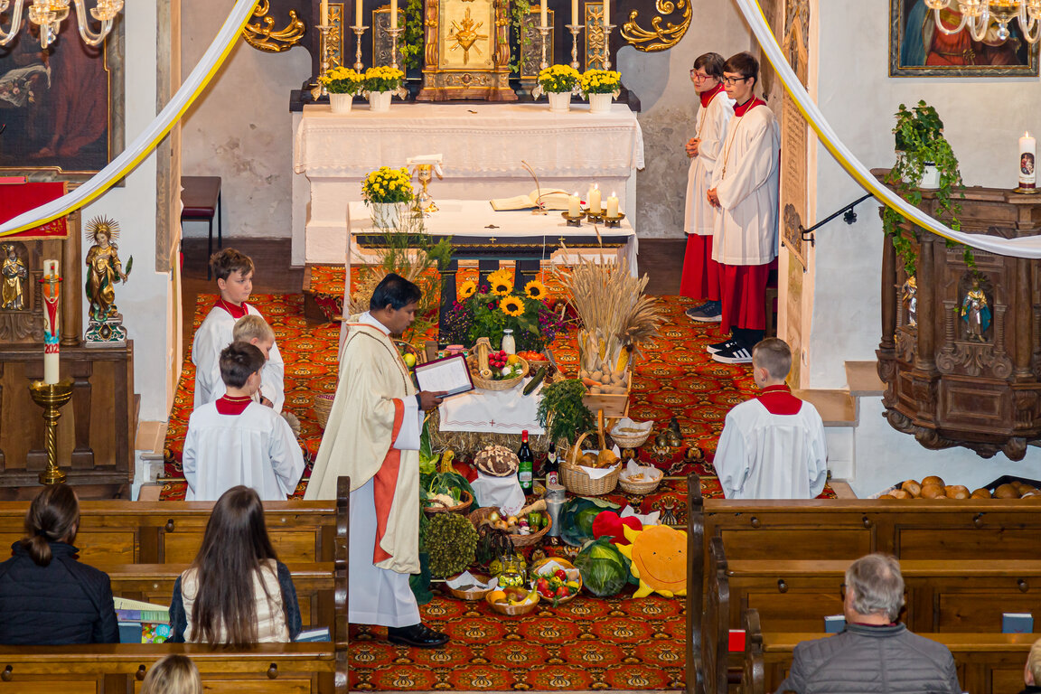 Image: _JA 24207 Erntedank in Hohenried, Kirche, Messe.jpg